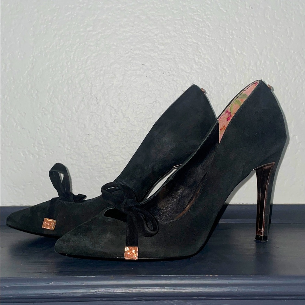 Ted Baker London black heels suede bow pointy size EU 37 fits US 6,5 elegant